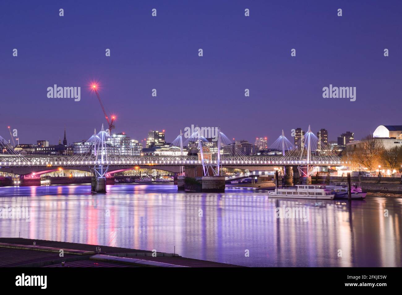 Beleuchtete Golden Jubilee Bridges auf der Themse Hungerford Bridge von Sir John Hawkshaw & Lifschutz Davidson Sandilands Leo Villareal Studio Stockfoto