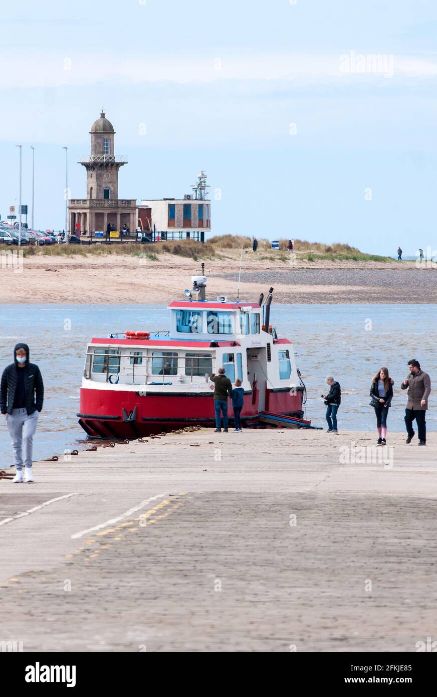 Im Sommer befördert die Fähre Wyre Rose Passagiere auf der dreiminütigen Fahrt über die Wyre-Mündung zwischen Fleetwood und Knott End-on-Sea. Stockfoto