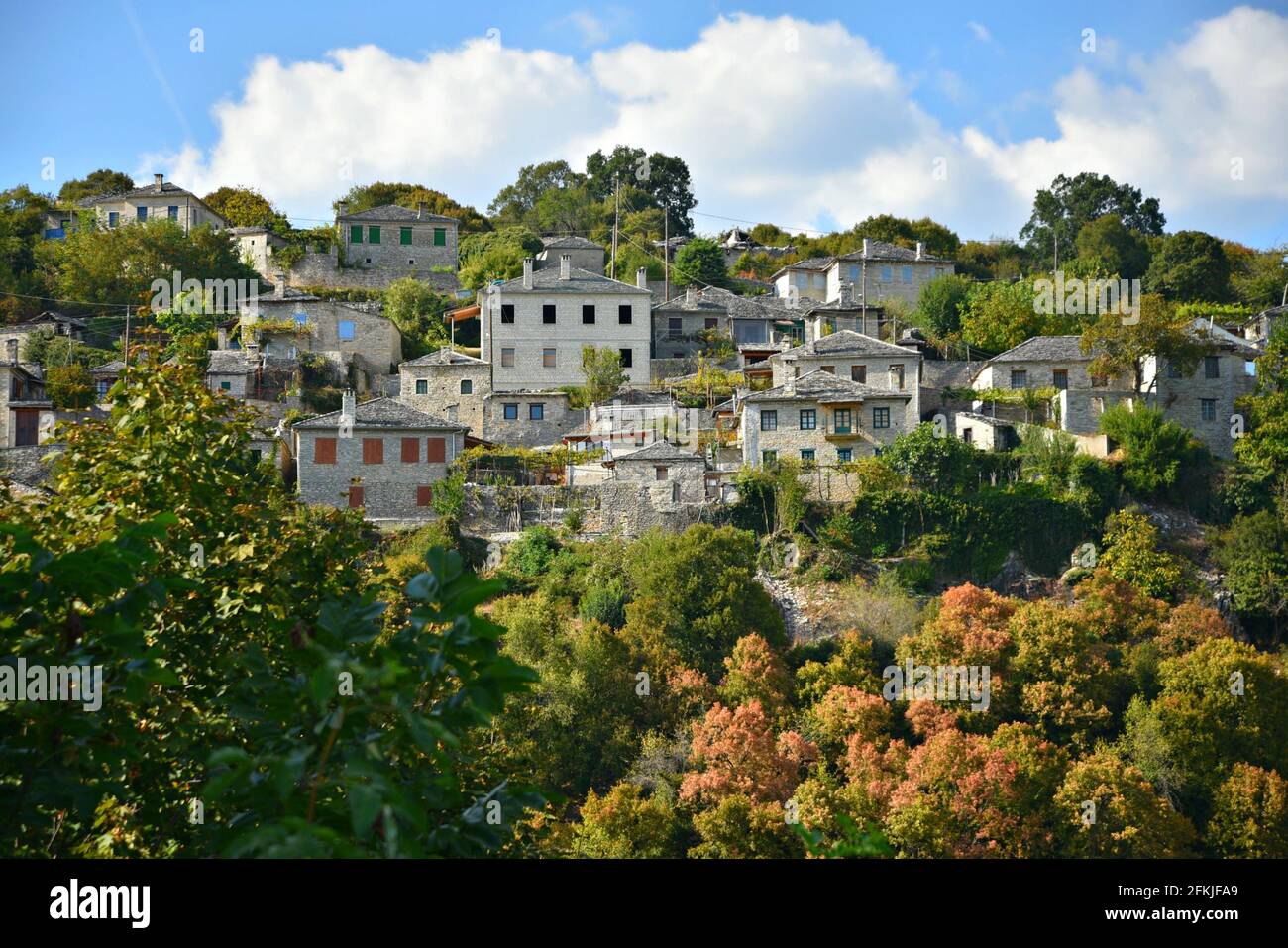 Landschaft mit Panoramablick auf Vitsa, einem traditionellen ländlichen Dorf mit typischen Steinhäusern in Zentral-Zagori Epirus, Griechenland. Stockfoto