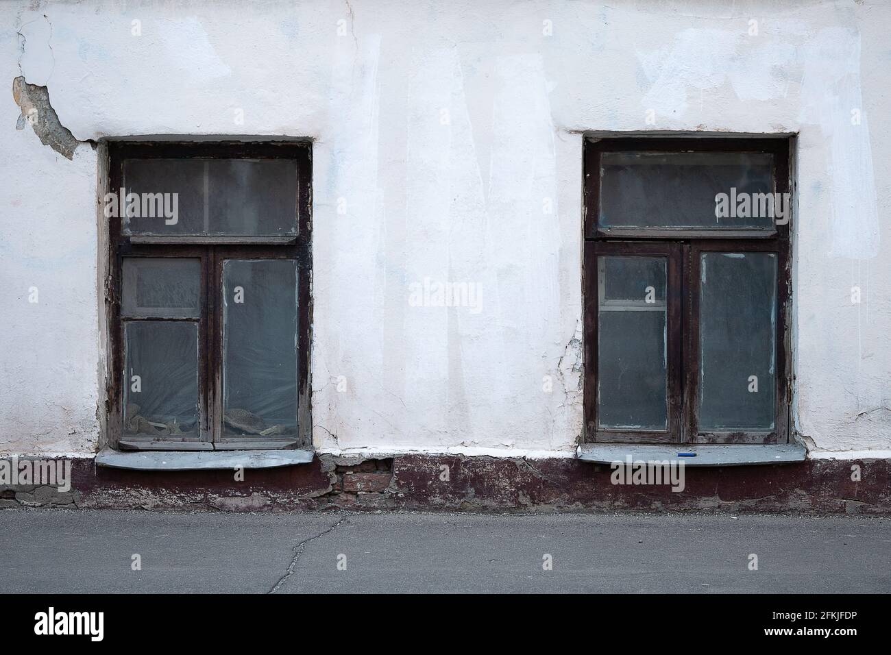 Die Fenster eines alten Moskauer Hauses sind niedrig über dem Masse Stockfoto