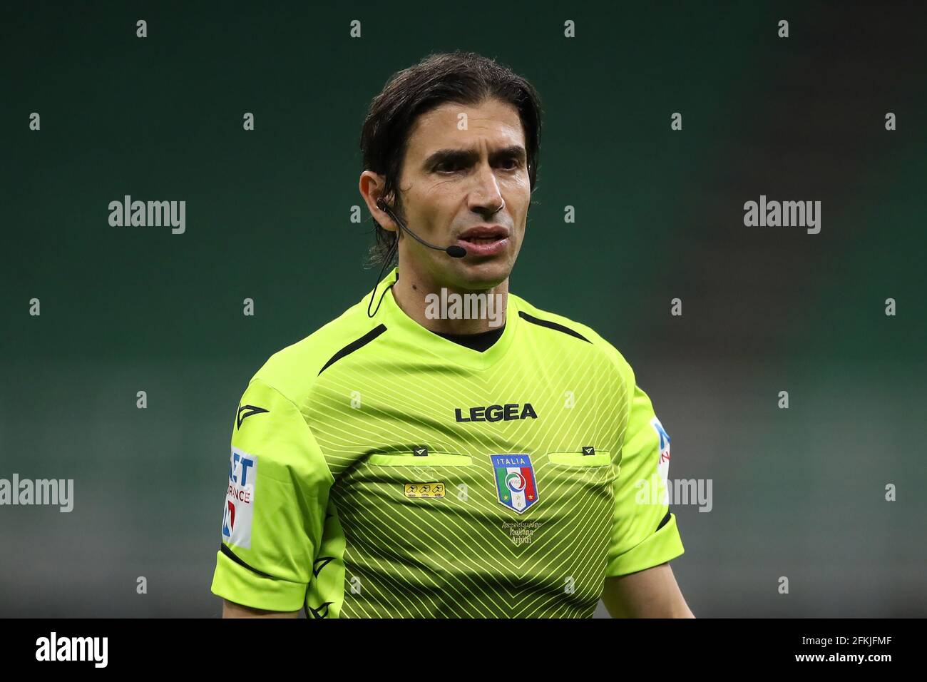 Mailand, Italien, 1. Mai 2021. Der Schiedsrichter Gianpaolo Calvarese schaut während des Serie-A-Spiels in Giuseppe Meazza, Mailand, nach. Bildnachweis sollte lauten: Jonathan Moscrop / Sportimage Kredit: Sportimage/Alamy Live News Stockfoto