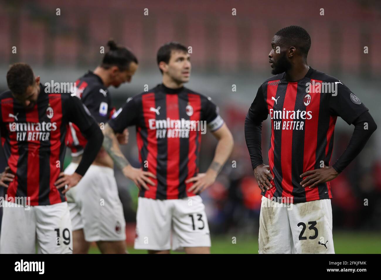 Mailand, Italien, 1. Mai 2021. Fikayo Tomori vom AC Mailand schaut während des Serie-A-Spiels bei Giuseppe Meazza, Mailand, auf die Teamkollegen Theo Hernandez, Alessio Romagnoli und Zlatan Ibrahimovic. Bildnachweis sollte lauten: Jonathan Moscrop / Sportimage Kredit: Sportimage/Alamy Live News Stockfoto