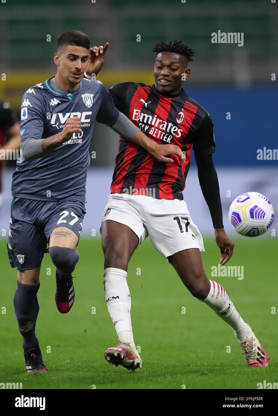 Mailand, Italien, 1. Mai 2021. Fabio Depaoli von Benevento Calcio enteignet Rafael Leao von AC Mailand während der Serie A Spiel bei Giuseppe Meazza, Mailand. Bildnachweis sollte lauten: Jonathan Moscrop / Sportimage Kredit: Sportimage/Alamy Live News Stockfoto