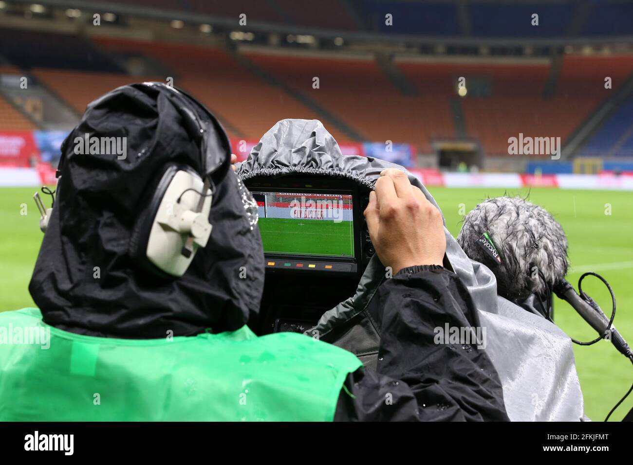 Mailand, Italien, 1. Mai 2021. Eine Pitch-Side-TV-Kamera rahmt den Tormund während des Serie-A-Spiels bei Giuseppe Meazza, Mailand. Bildnachweis sollte lauten: Jonathan Moscrop / Sportimage Kredit: Sportimage/Alamy Live News Stockfoto