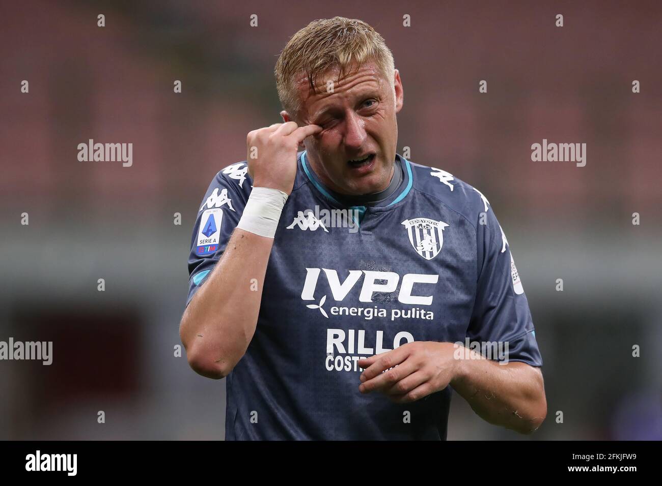 Mailand, Italien, 1. Mai 2021. Kamil Glik von Benevento Calcio entfernt während des Serie-A-Spiels bei Giuseppe Meazza, Mailand, ein fremdes Objekt aus seinem Auge. Bildnachweis sollte lauten: Jonathan Moscrop / Sportimage Kredit: Sportimage/Alamy Live News Stockfoto