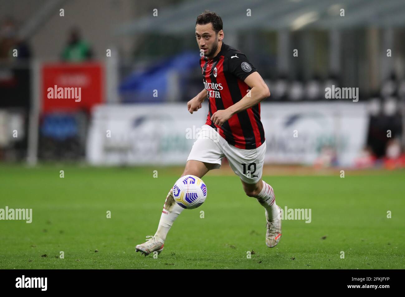 Mailand, Italien, 1. Mai 2021. Hakan Calhanoglu von AC Mailand während des Serie-A-Spiels bei Giuseppe Meazza, Mailand. Bildnachweis sollte lauten: Jonathan Moscrop / Sportimage Kredit: Sportimage/Alamy Live News Stockfoto