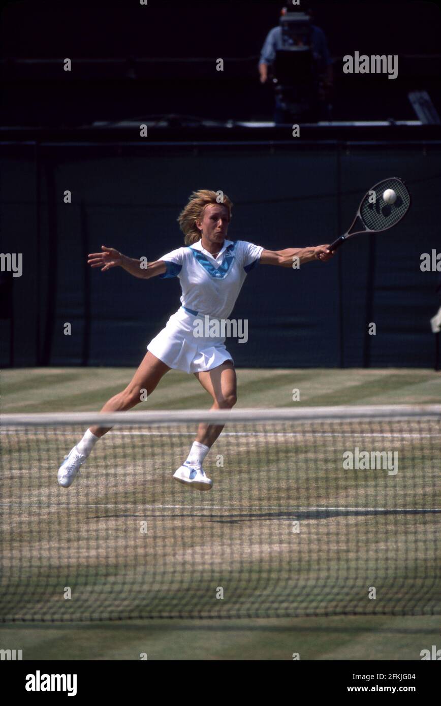 Martina Navratilova greift während der 1984 Wimbledon-Meisterschaften auf den Center Court um einen Vorhand-Volley. Stockfoto