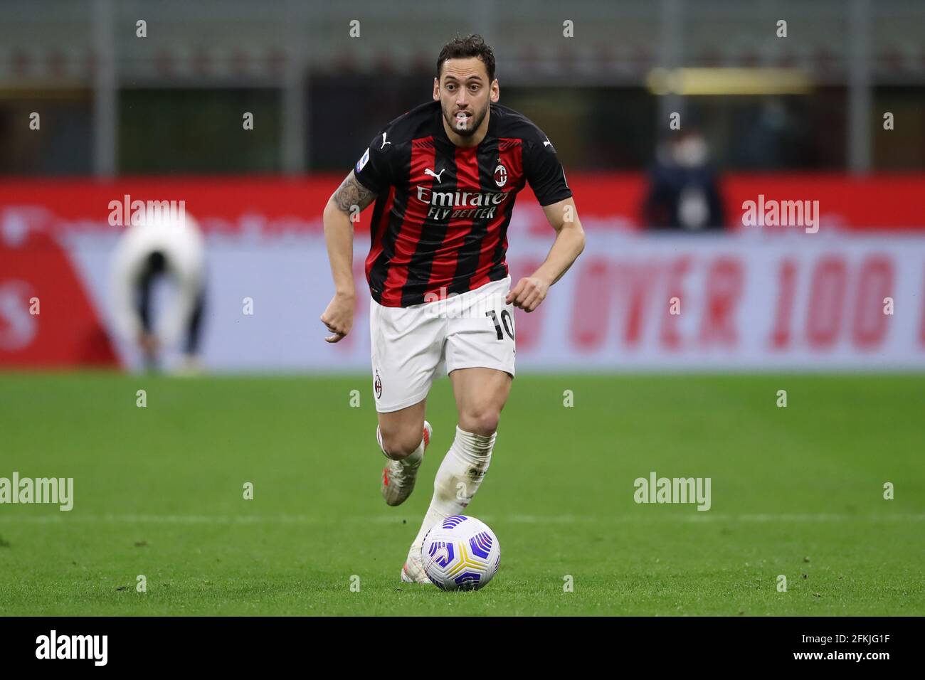 Mailand, Italien, 1. Mai 2021. Hakan Calhanoglu von AC Mailand während des Serie-A-Spiels bei Giuseppe Meazza, Mailand. Bildnachweis sollte lauten: Jonathan Moscrop / Sportimage Kredit: Sportimage/Alamy Live News Stockfoto
