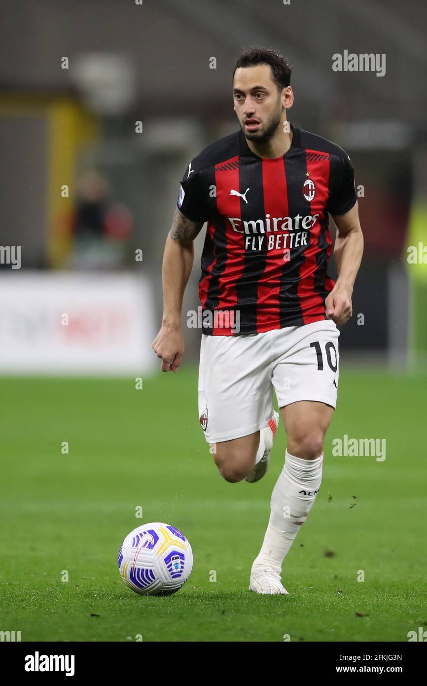 Mailand, Italien, 1. Mai 2021. Hakan Calhanoglu von AC Mailand während des Serie-A-Spiels bei Giuseppe Meazza, Mailand. Bildnachweis sollte lauten: Jonathan Moscrop / Sportimage Kredit: Sportimage/Alamy Live News Stockfoto