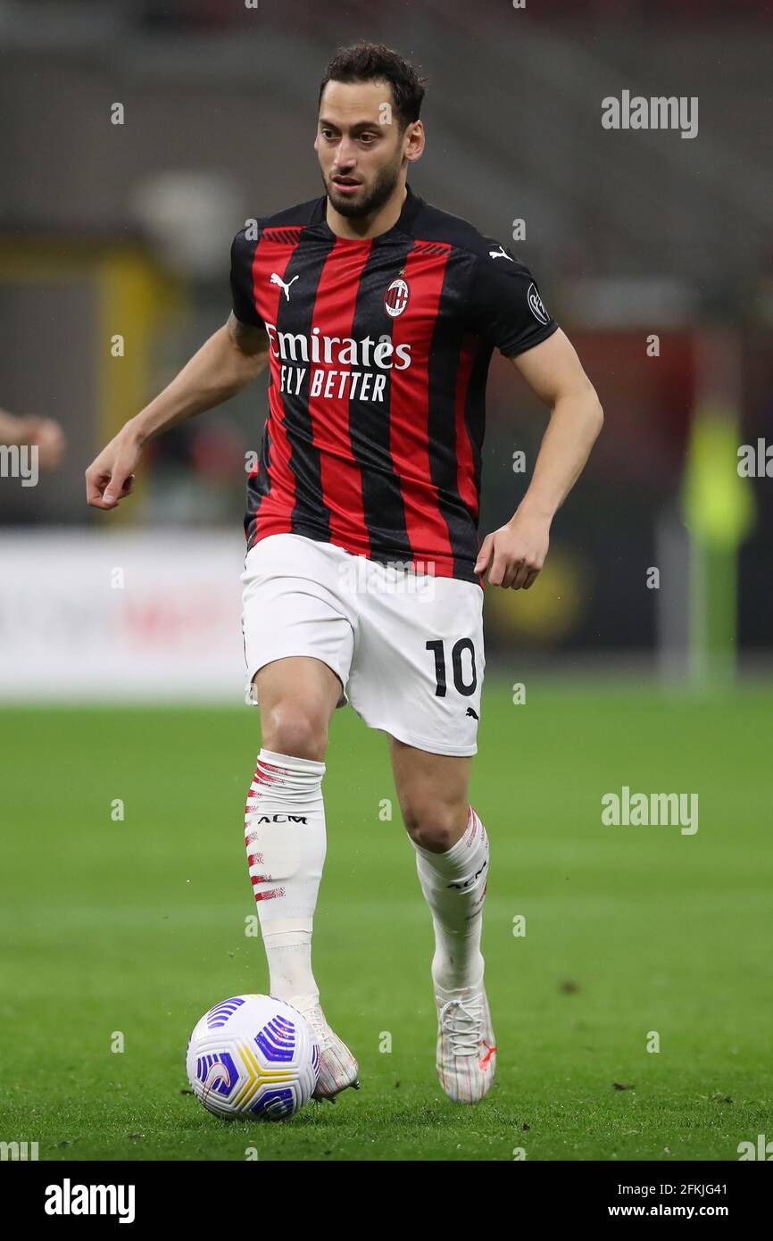 Mailand, Italien, 1. Mai 2021. Hakan Calhanoglu von AC Mailand während des Serie-A-Spiels bei Giuseppe Meazza, Mailand. Bildnachweis sollte lauten: Jonathan Moscrop / Sportimage Kredit: Sportimage/Alamy Live News Stockfoto