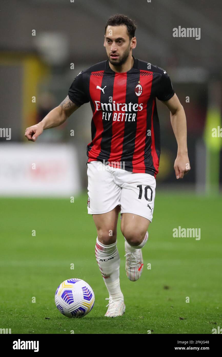 Mailand, Italien, 1. Mai 2021. Hakan Calhanoglu von AC Mailand während des Serie-A-Spiels bei Giuseppe Meazza, Mailand. Bildnachweis sollte lauten: Jonathan Moscrop / Sportimage Kredit: Sportimage/Alamy Live News Stockfoto
