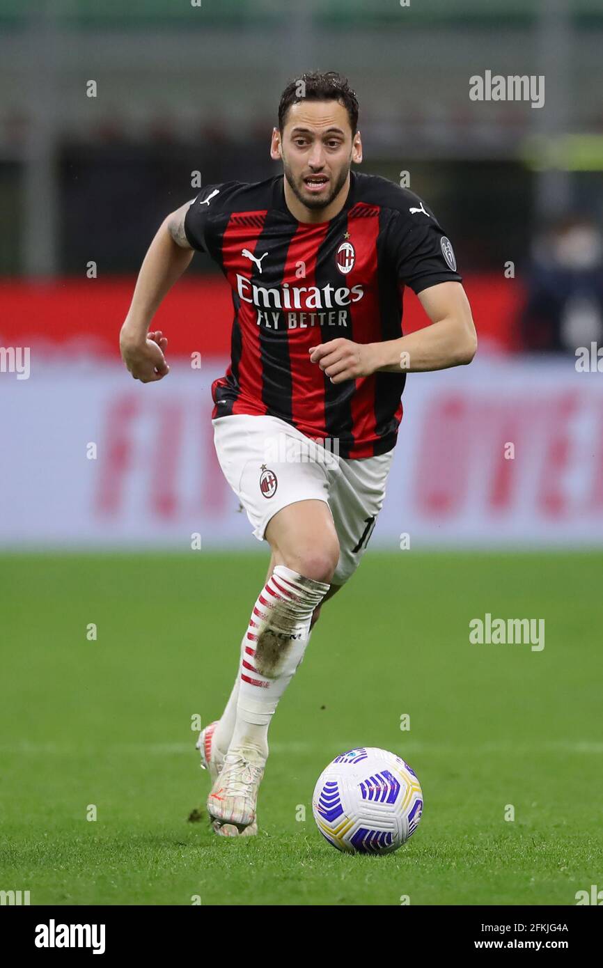 Mailand, Italien, 1. Mai 2021. Hakan Calhanoglu von AC Mailand während des Serie-A-Spiels bei Giuseppe Meazza, Mailand. Bildnachweis sollte lauten: Jonathan Moscrop / Sportimage Kredit: Sportimage/Alamy Live News Stockfoto