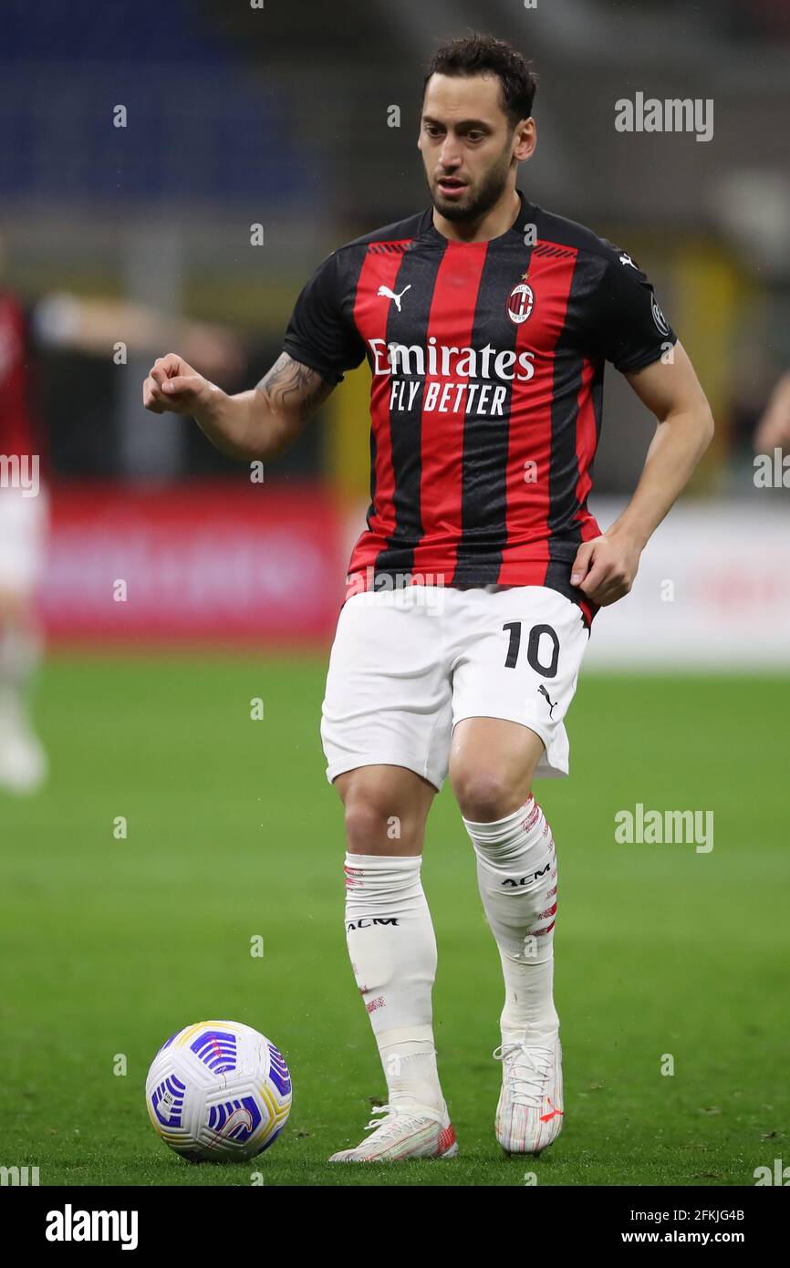 Mailand, Italien, 1. Mai 2021. Hakan Calhanoglu von AC Mailand während des Serie-A-Spiels bei Giuseppe Meazza, Mailand. Bildnachweis sollte lauten: Jonathan Moscrop / Sportimage Kredit: Sportimage/Alamy Live News Stockfoto