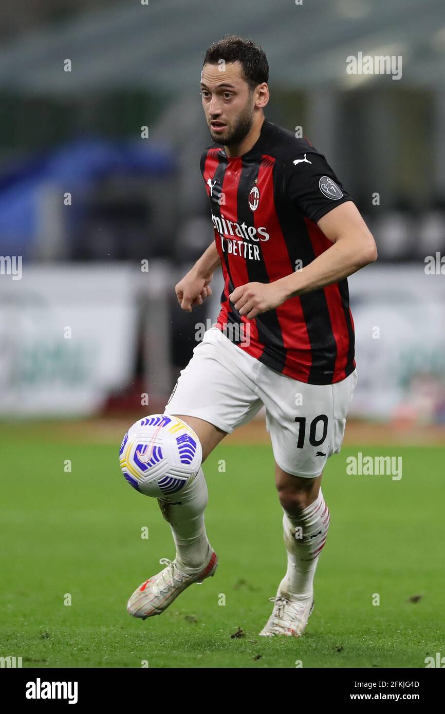 Mailand, Italien, 1. Mai 2021. Hakan Calhanoglu von AC Mailand während des Serie-A-Spiels bei Giuseppe Meazza, Mailand. Bildnachweis sollte lauten: Jonathan Moscrop / Sportimage Kredit: Sportimage/Alamy Live News Stockfoto