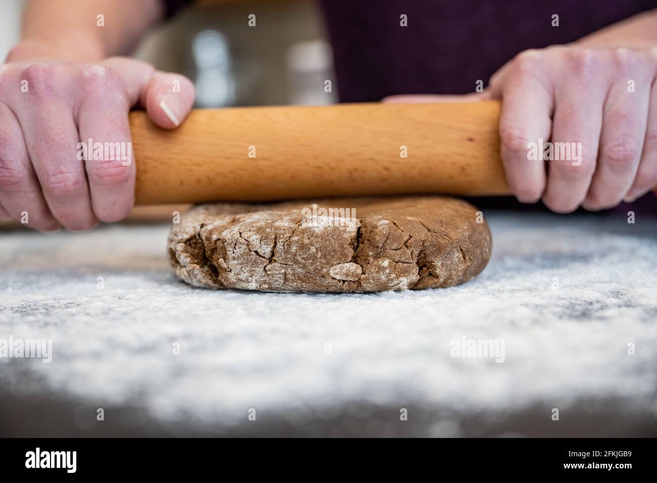 Fester Lebkuchenteig während eines Urlaubs in Cookies gerollt Backvorgang Stockfoto