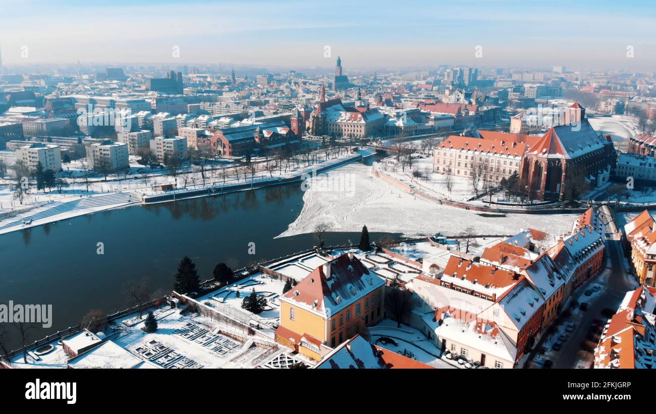 Breslau, Polen 02.15.2021 - Stary Rynek Platz und alter Marktplatz in der Stadt Breslau, Polen. Rauch aus den Schornsteinen des Kraftwerks. Hochwertige Fotos Stockfoto