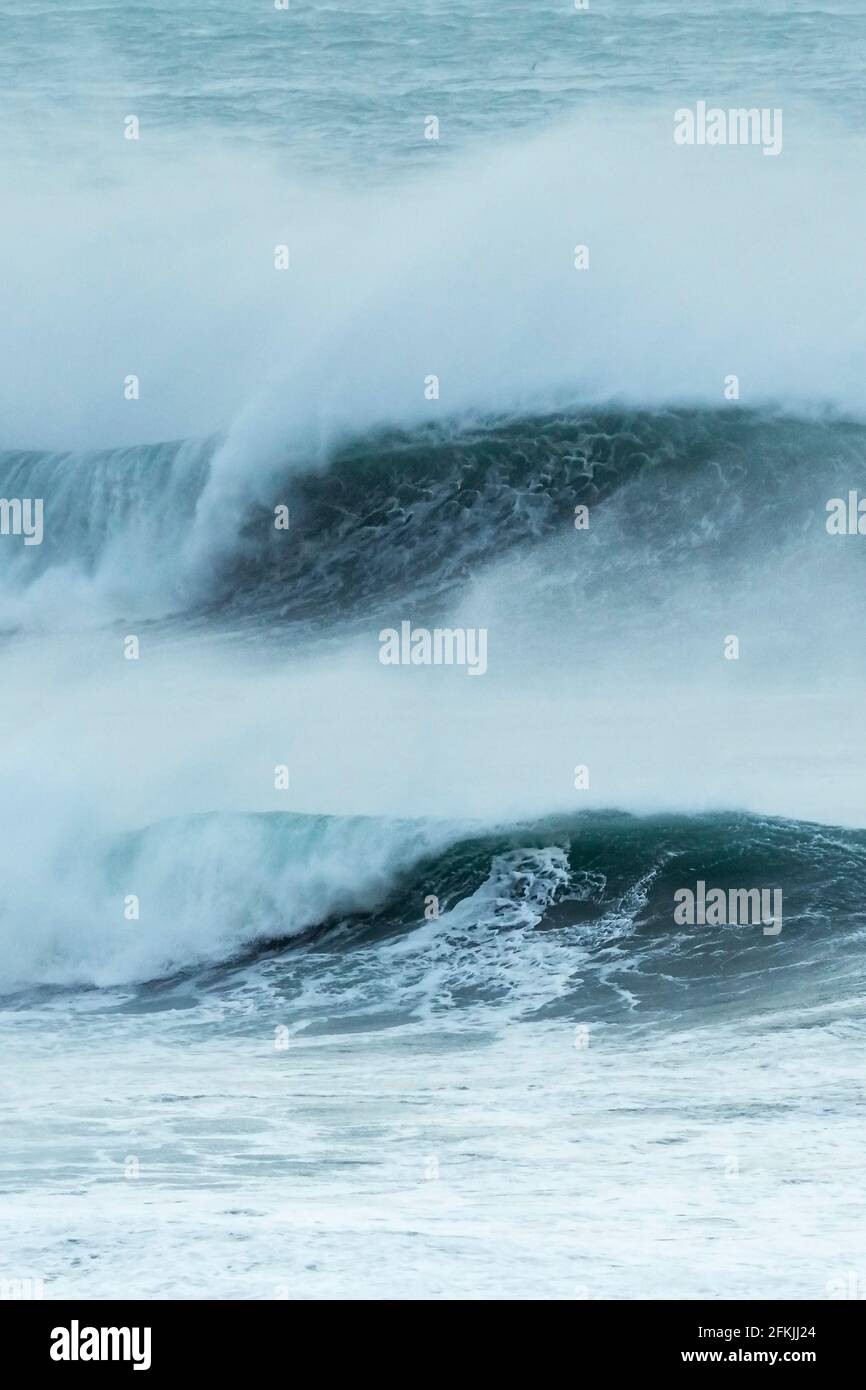 In der Fistral Bay in Newquay in Cornwall sprühen große Wellen, die in starken Offshore-Winden brechen. Stockfoto