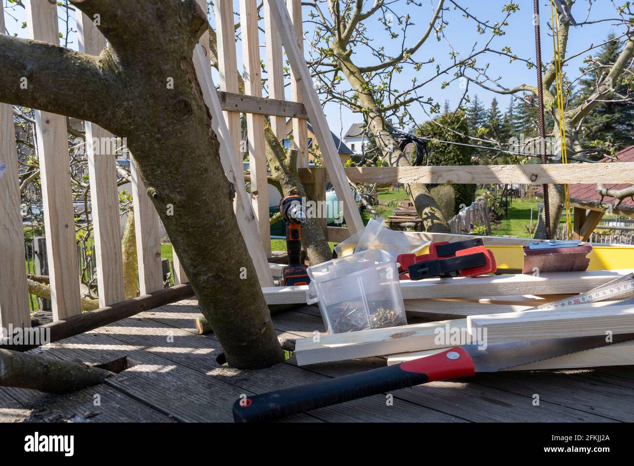 Baue ein Baumhaus. Werkzeuge sind bereit. Stockfoto