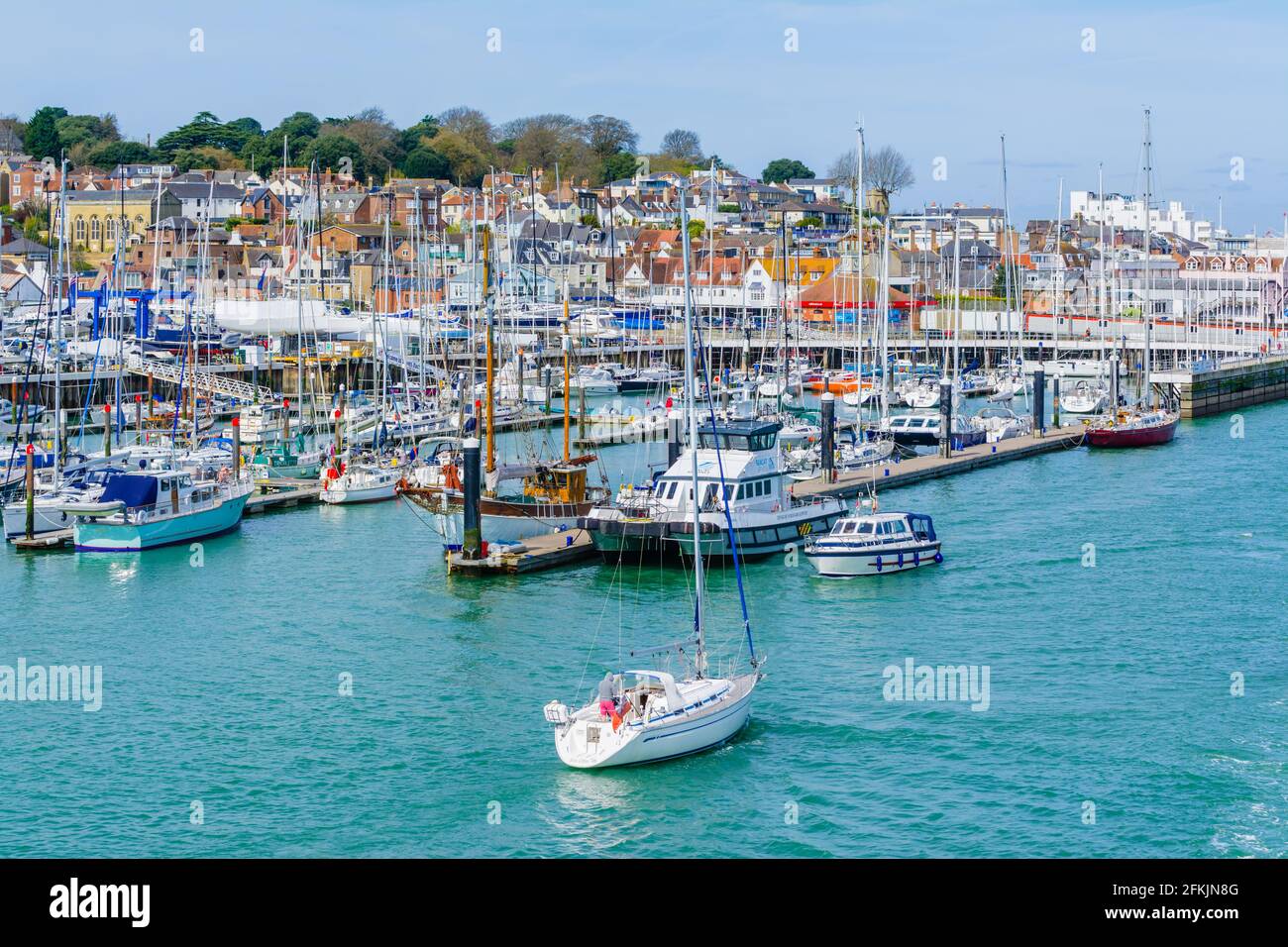 Marina mit Booten und Yachten auf der Solent Sea in East Cowes, Isle of Wight, England, UK. Stockfoto