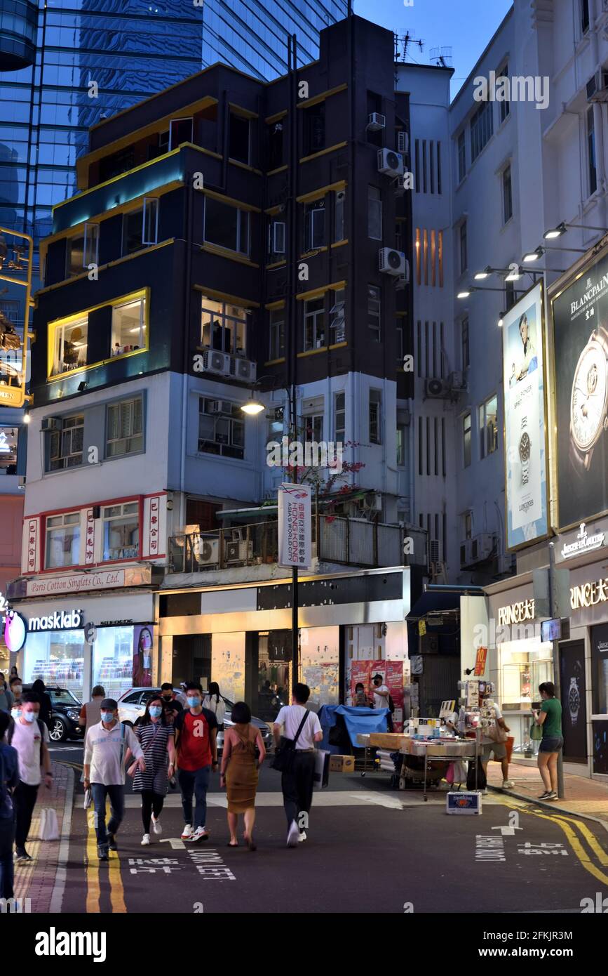 Nachteinkäufe in einer Seitenstraße von Causeway Bay, Hongkong Stockfoto