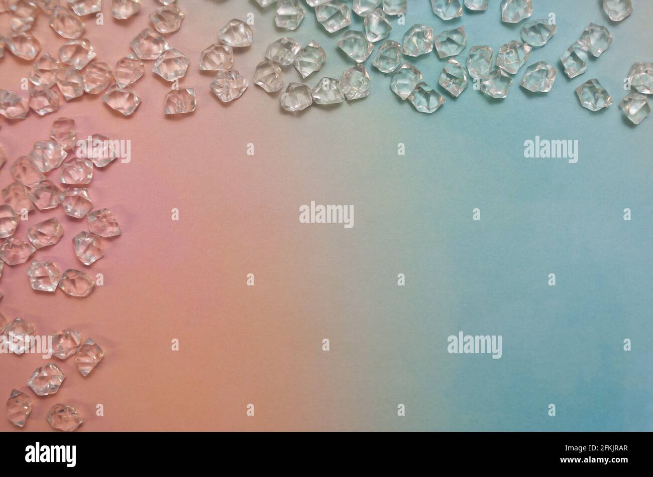 Regenbogenfarbener Hintergrund mit Glassteinen in einem Rahmen angeordnet. Großes Textfeld Stockfoto