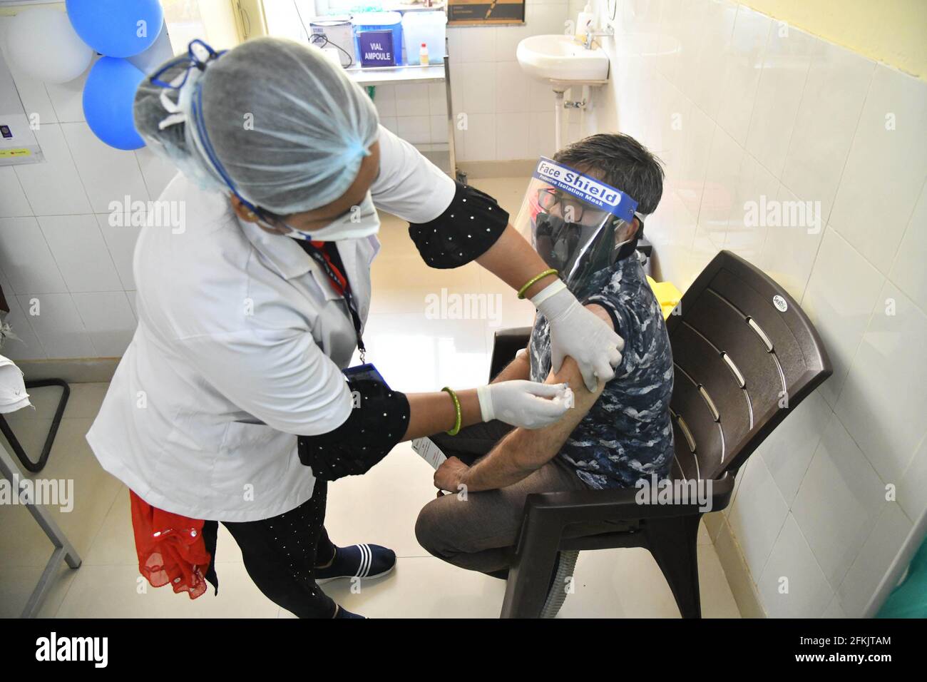 (5/1/2021) Covishield Coronavirus-Impfung in einer Apotheke in Ajmer am ersten Tag der indischen Impfkampagne für alle Erwachsenen. (Foto von Shaukat Ahmed/Pacific Press/Sipa USA) Stockfoto