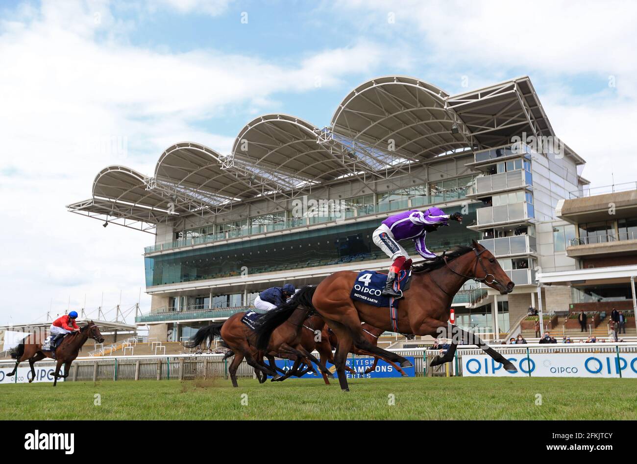 Frankie Dettori feiert auf Mutter Erde, als er die Linie überquert, um die Qipco 1000 Guineas Stakes während des Guineas Day 1000 zu gewinnen, der Teil des QIPCO Guineas Festivals auf der Newmarket Racecourse ist. Bilddatum: Sonntag, 2. Mai 2021. Stockfoto