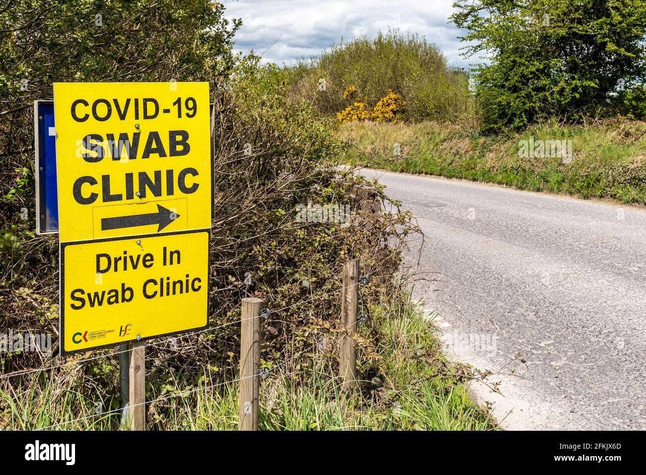 Ballynacarriga, West Cork, Irland. Mai 2021. Die Drive-in COVID-19-Abstrichtests werden im Randal Og GAA Club in Ballynacarriga fortgesetzt. Die Abstrichklinik ist eines von mehreren Testzentren im ganzen Land. Quelle: AG News/Alamy Live News Stockfoto