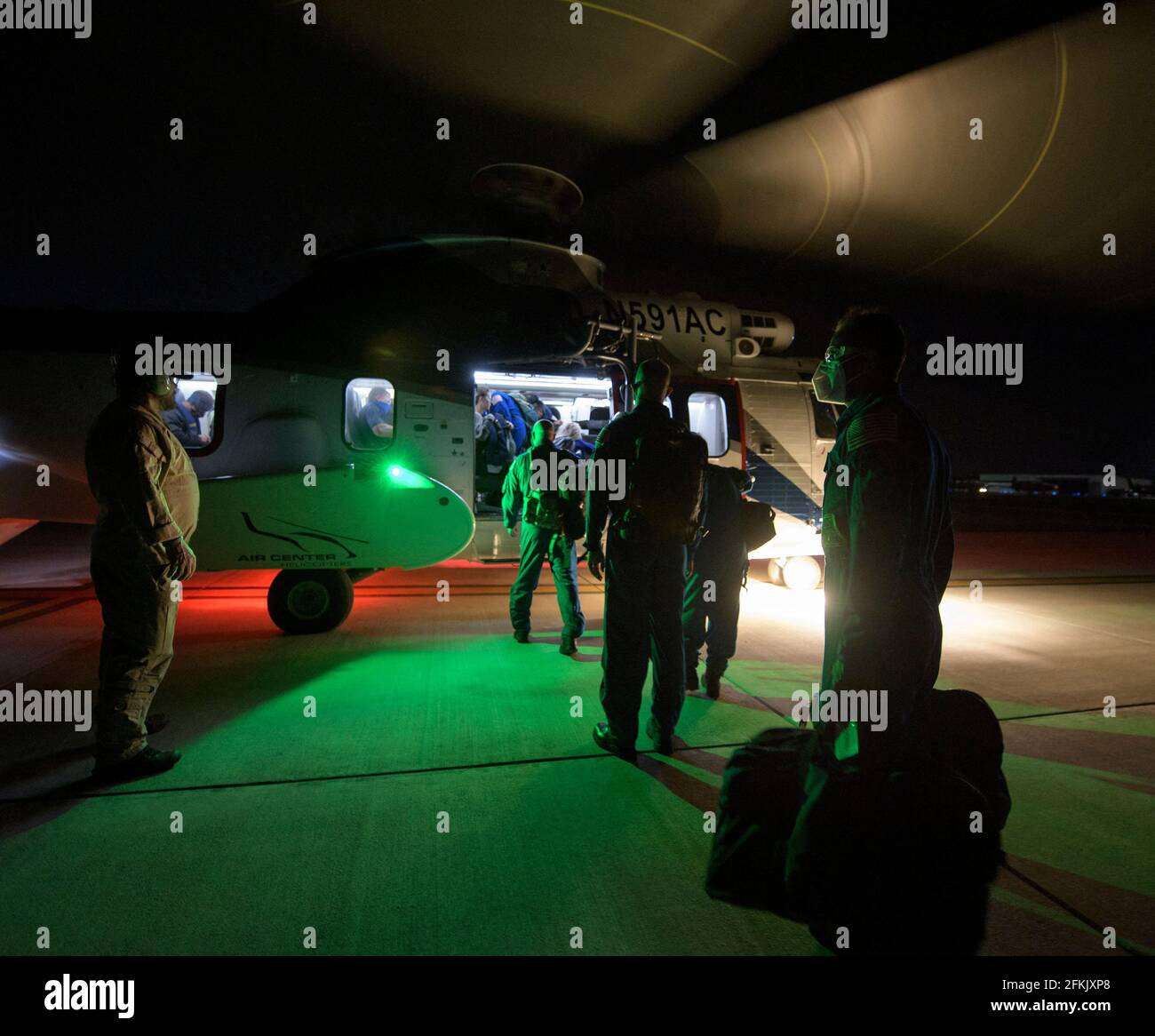 Die NASA- und SpaceX-Support-Teams starten von Pensacola, Florida, per Hubschrauber zum SpaceX GO Navigator-Rettungsschiff, um sich auf die Landung der Raumsonde SpaceX Crew Dragon Resilience mit den NASA-Astronauten Mike Hopkins, Shannon Walker und Victor Glover vorzubereiten. Und der Astronaut der Japan Aerospace Exploration Agency (JAXA), Soichi Noguchi, an Bord im Golf von Mexiko vor der Küste von Panama City, Florida, am Samstag, den 1. Mai 2021. Die NASA-Mission SpaceX Crew-1 ist der erste Rundflug der Raumsonde SpaceX Crew Dragon und der Falcon 9-Rakete mit Astronauten zur Internationalen Raumstation als pa Stockfoto
