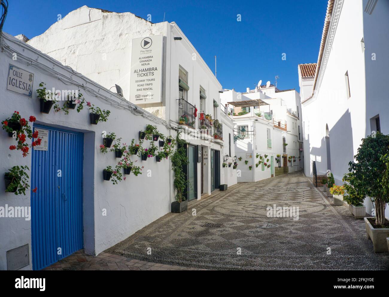 Typische andalusische Gasse in der Altstadt von Nerja, Andalusien, Costa del Sol, Spanien Stockfoto