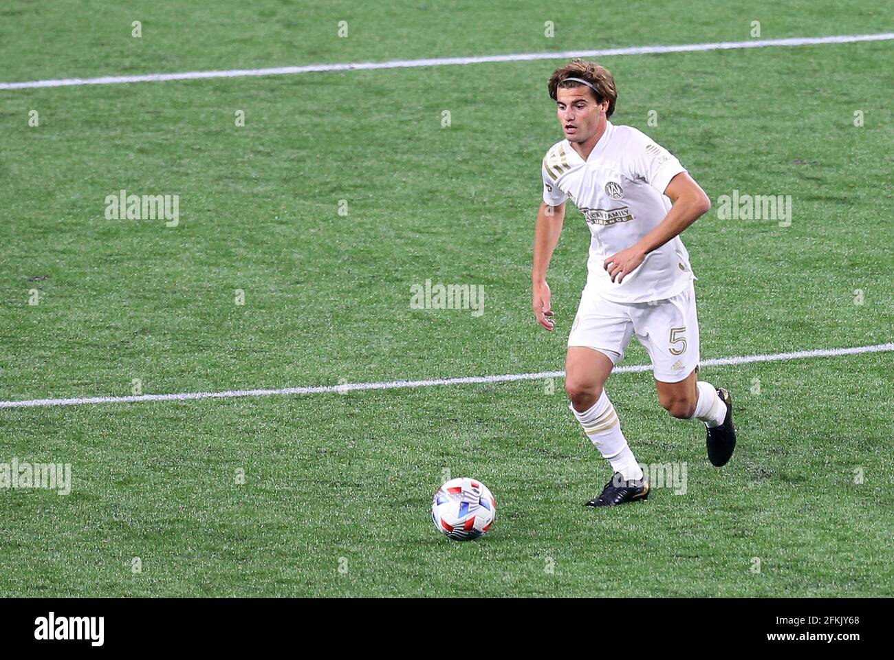 Gillette Stadium. Mai 2021. MA, USA; Atlanta United Mittelfeldspieler Santiago Sosa (5) in Aktion während eines MLS-Spiels zwischen dem Atlanta United FC und New England Revolution im Gillette Stadium. Anthony Nesmith/CSM/Alamy Live News Stockfoto