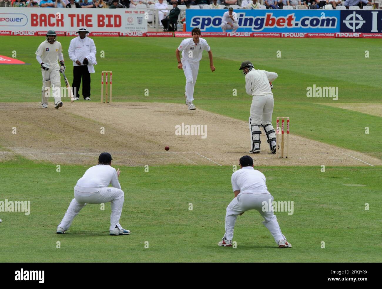 CRICKET ENGLAND V PAKISTAN 1ST TEST AN TRENT BRIDGE 2. TAG 30/7/2010. AMIN KURZ VOR FINN ERWISCHT. BILD DAVID ASHDOWN Stockfoto