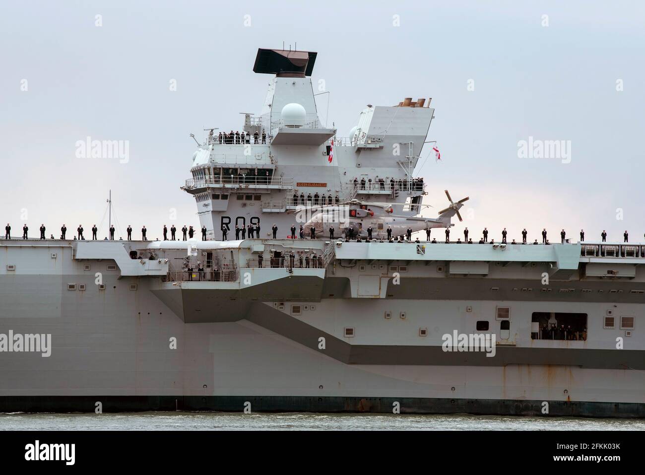 Portsmouth, England, Großbritannien. 2021. HMS Queen Elizabeth entmutet ihre Basis in Portsmouth, die zum Pazifischen Ozean aufschlug. Crew an Deck. Der Vorwärtsbefehl schleppen Stockfoto
