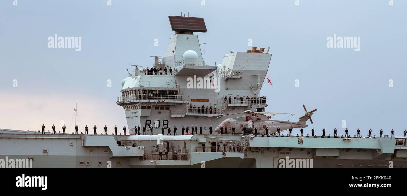 Portsmouth, England, Großbritannien. 2021. HMS Queen Elizabeth entmutet ihre Basis in Portsmouth, die zum Pazifischen Ozean aufschlug. Crew an Deck. Der Vorwärtsbefehl schleppen Stockfoto