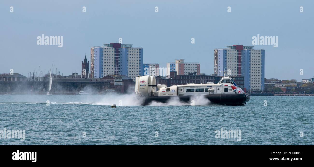 Portsmouth, England, Großbritannien. 2021. Passagier trägt Hovercraft von der Isle of Wight Inbound-Service nach Portsmouth Southsea mit einem Hintergrund über die Stockfoto