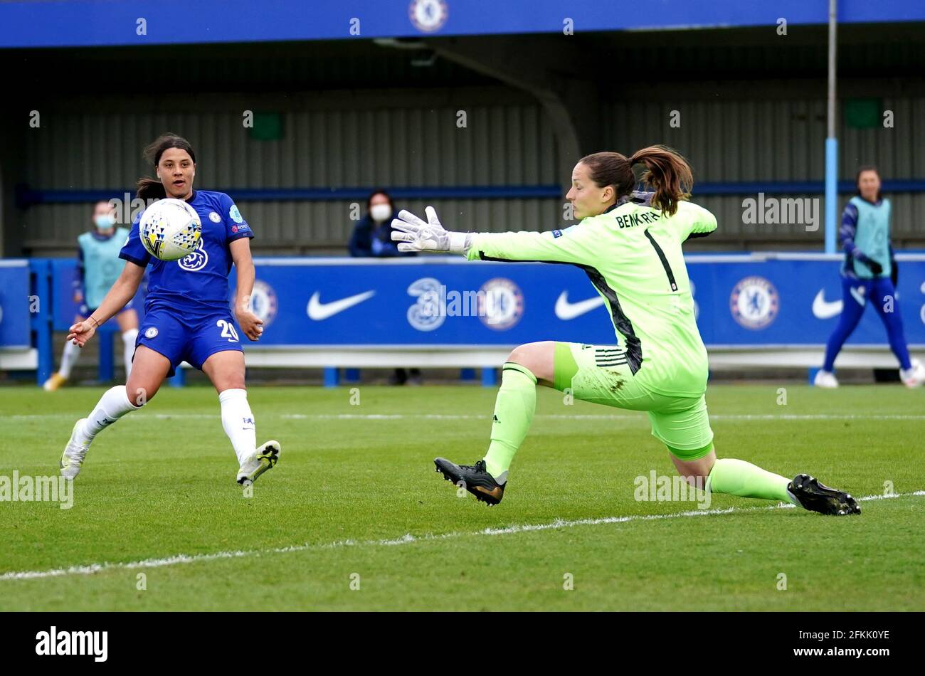 Chelsea's Sam Kerr (links) hat während des UEFA Women's Champions League Halbfinales, des zweiten Beinspieles in Kingsmeadow, London, einen Torschuss erhalten. Ausgabedatum: Sonntag, 2. Mai 2021. Stockfoto