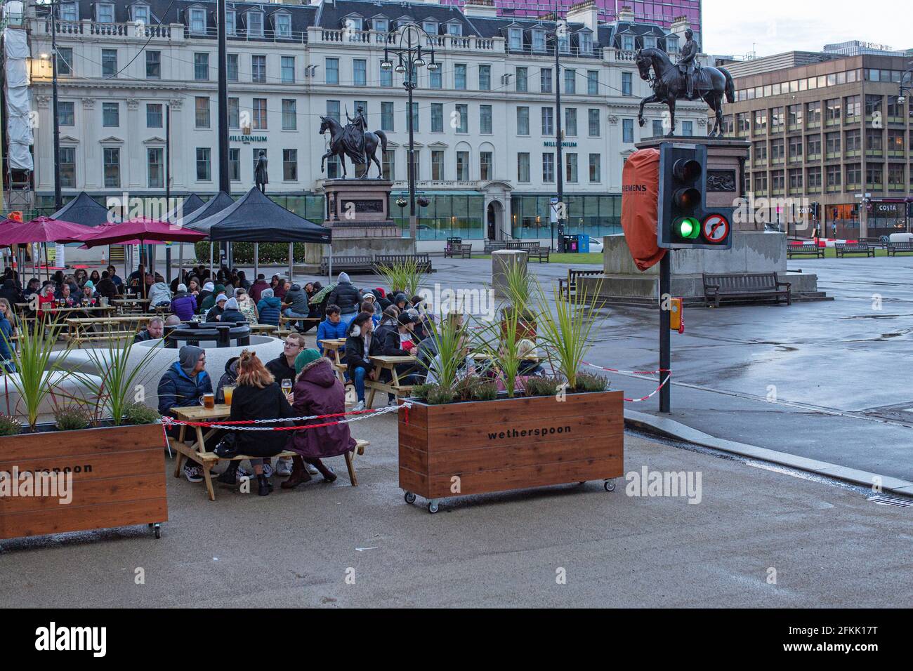 Vor dem Counting House im Zentrum von Glasgow, Schottland, Großbritannien, genossen die Menschen das Trinken im Freien Stockfoto