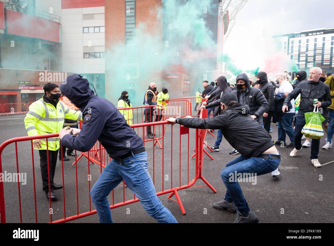 Manchester, Großbritannien. Mai 2021. Tausende von Fußballfans werden bei einem Protest gegen den Besitz von man Utd durch den Glazer an Barrieren am Old Trafford ziehen sehen. Kredit: SOPA Images Limited/Alamy Live Nachrichten Stockfoto