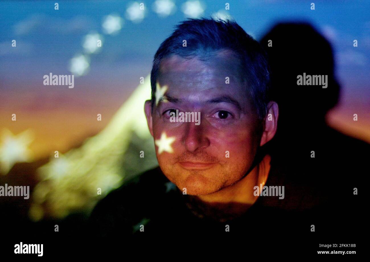 STEVE MAY VON INTERACTIVE PUBLICATIONS, JUNI 2001WITH A PROJECTED IMAGE FROM A EPSON EMP-70 MULTI-MEDIA PROJECTOR. Stockfoto