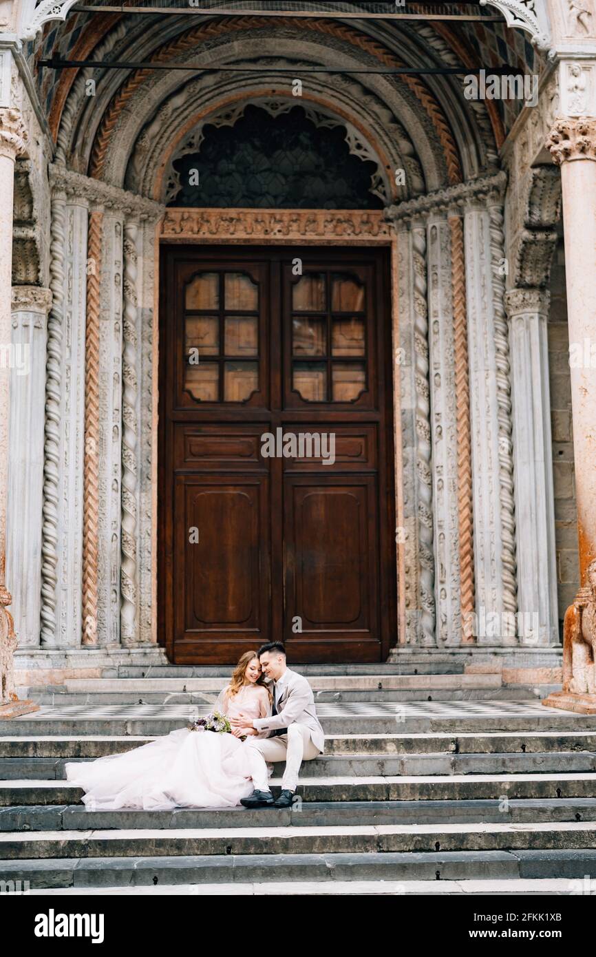 Eingang zur Basilika Santa Maria Maggiore, Rom. Brautpaar sitzen auf den Stufen umarmt Stockfoto