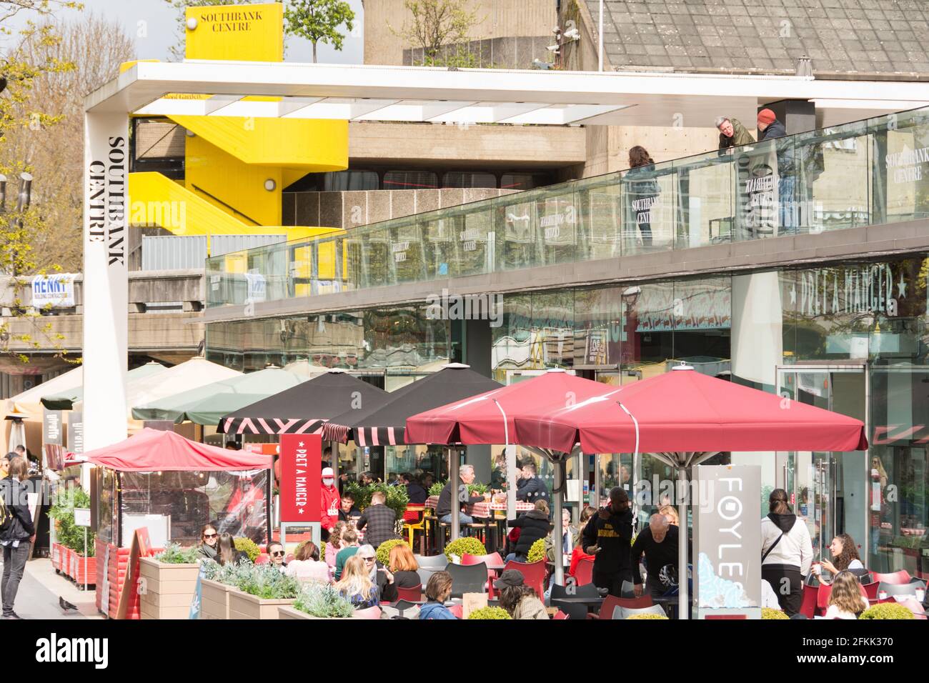 Restaurants füllen sich, nach der Pandemie, im Southbank Centre, Waterloo, London, England, Großbritannien Stockfoto