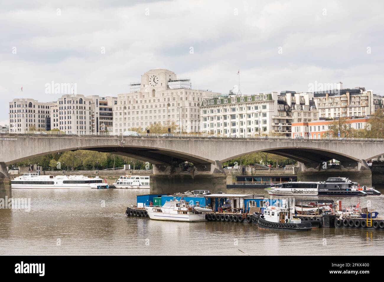 Shell House und Waterloo Bridge am Ufer, London, England, Großbritannien Stockfoto