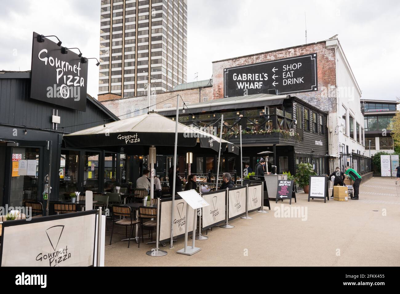 Gourmet-Pizza-Restaurant in Gabriel's Wharf nach der Coronavirus-Sperre allmählich wieder geöffnet, Upper Ground, Southbank, Lambeth, London, SE1, GROSSBRITANNIEN Stockfoto