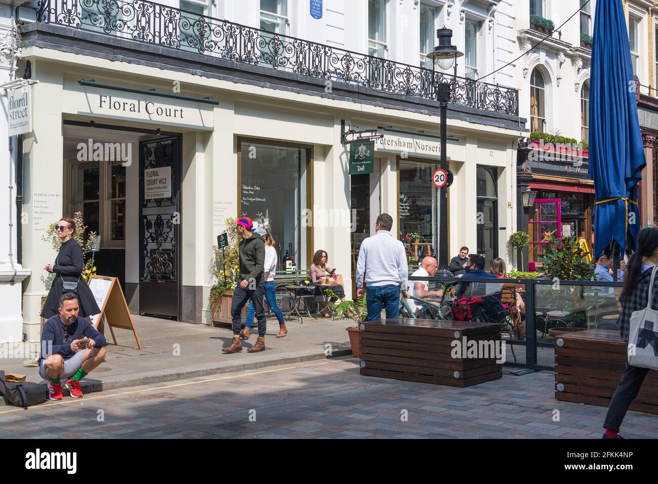 Die Restaurants werden mit der Entspannung der Covid-19-Sperre wieder eröffnet, und die Gäste können im Petersham Nurseries Restaurant im Freien speisen. Covent Garden, London, Großbritannien Stockfoto