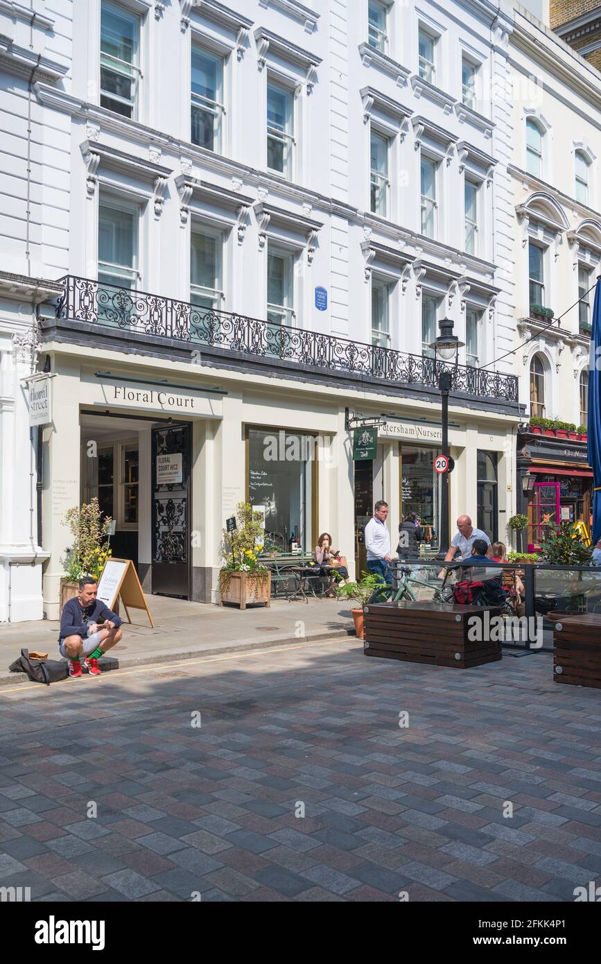 Die Restaurants werden mit der Entspannung der Covid-19-Sperre wieder eröffnet, und die Gäste können im Petersham Nurseries Restaurant im Freien speisen. Covent Garden, London, Großbritannien Stockfoto