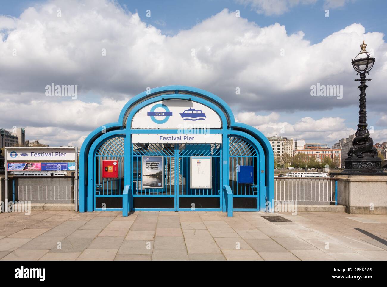 Ein geschlossener Festival Pier an der Themse, Southbank, Waterloo, London, England, VEREINIGTES KÖNIGREICH Stockfoto