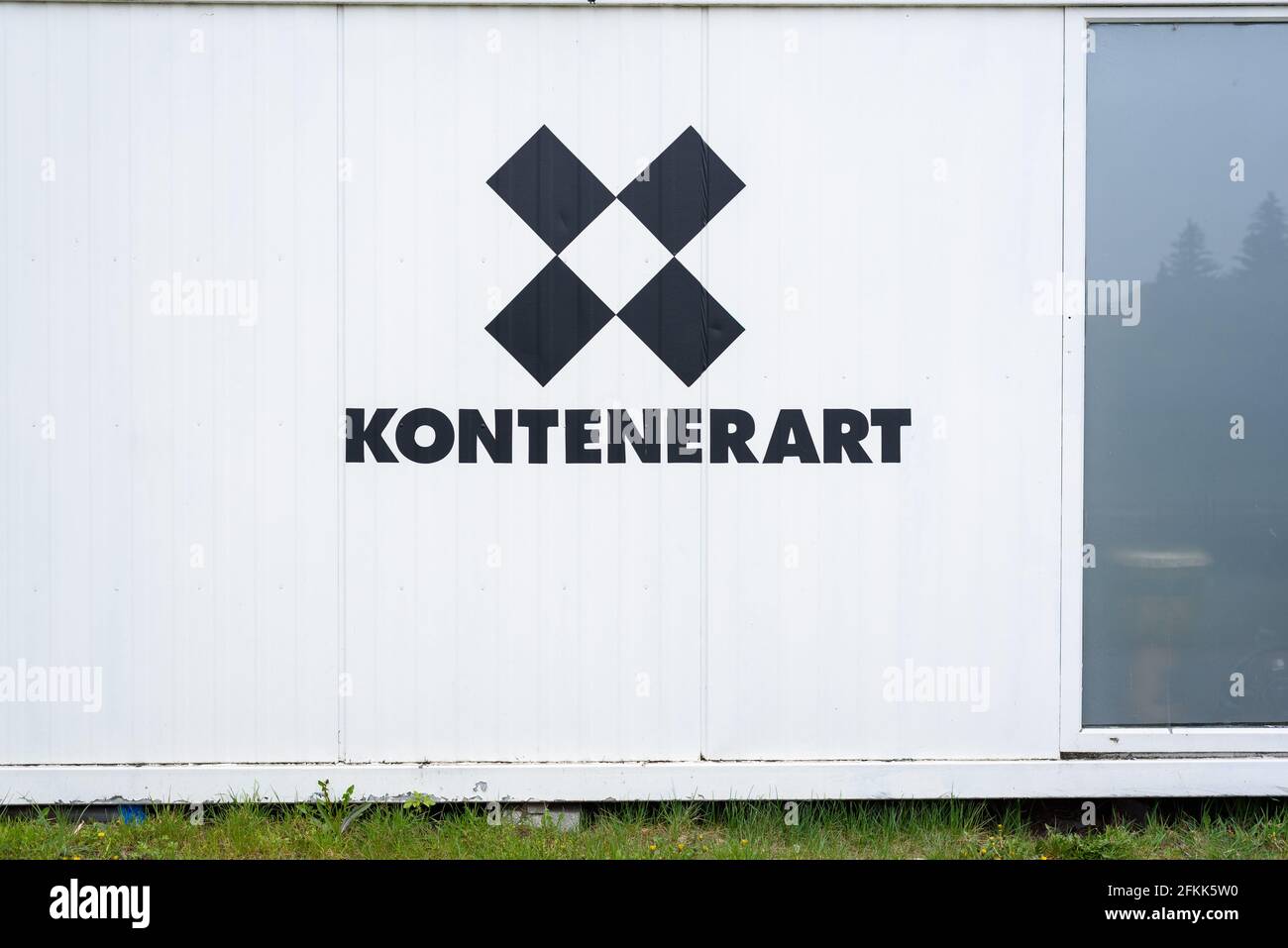 Posen, wielkopolskie, Polen, 01.05.2021: KontenerART-Logo auf einem weißen Container in Posen, Polen Stockfoto