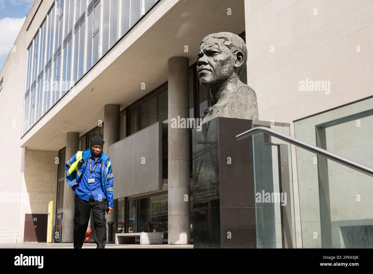 Vor der Royal Festival Hall, London, England, Großbritannien, führt ein Sicherheitsbeamter die Statue von Ian Walters des ehemaligen südafrikanischen Präsidenten Nelson Mandela Stockfoto
