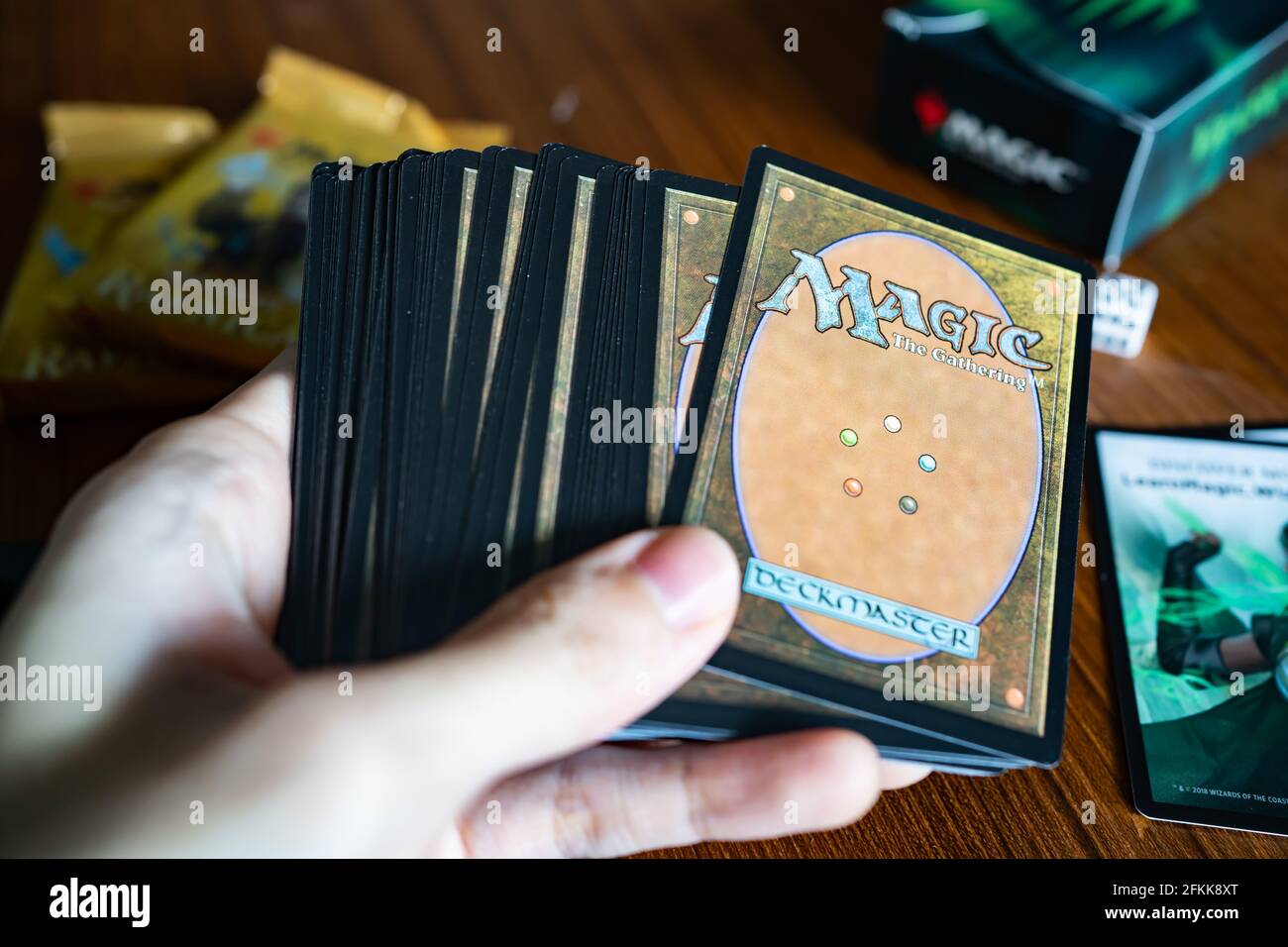 Bangkok, Thailand - 2. Mai 2021 : EIN Mann spielt Magic the Gathering Kartenspiel. Stockfoto