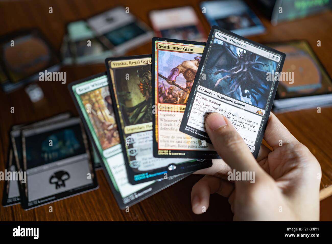 Bangkok, Thailand - 2. Mai 2021 : EIN Mann spielt Magic the Gathering Kartenspiel. Stockfoto